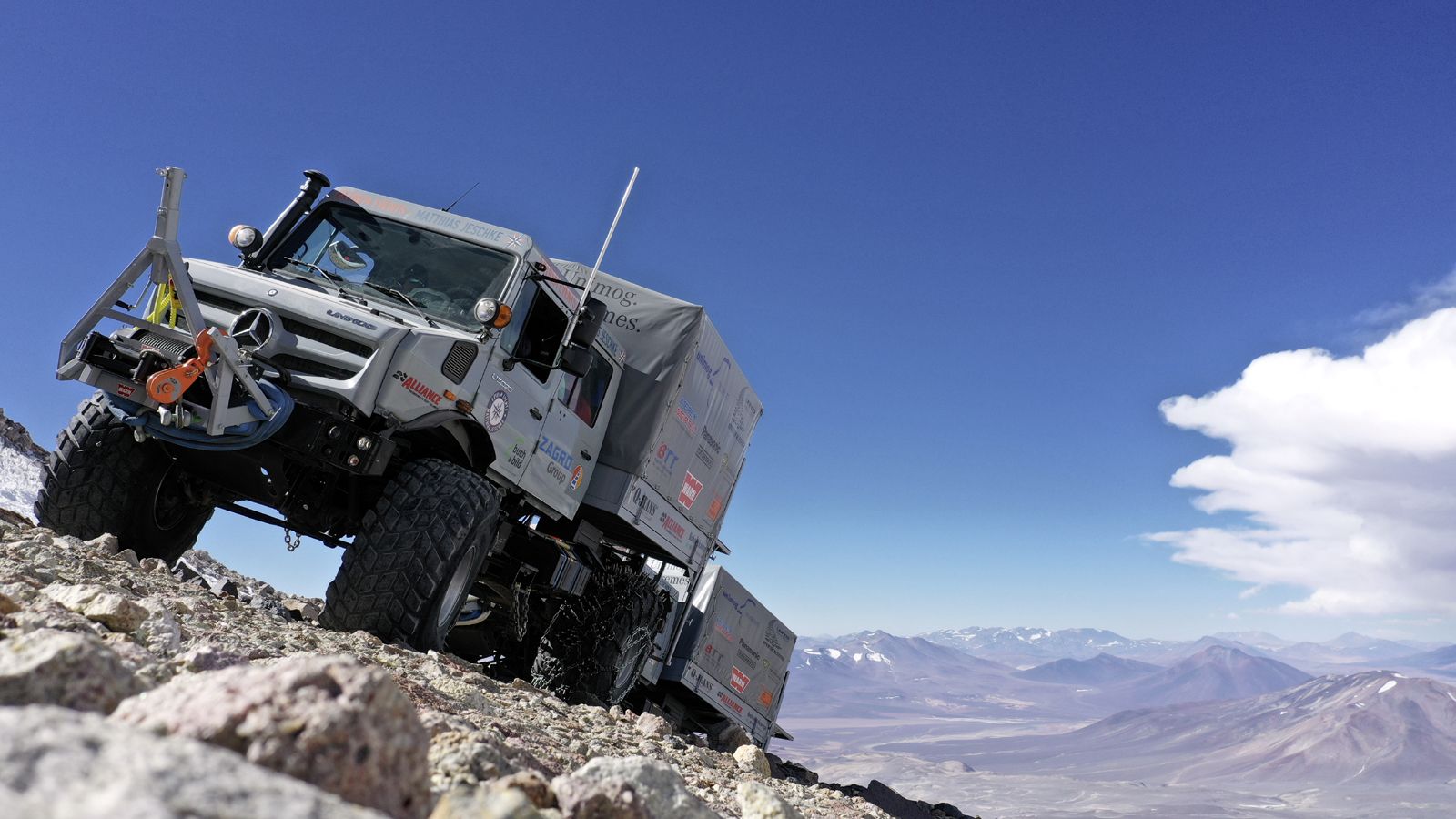 Το Unimog κατάφερε να σπάσει το παγκόσμιο ρεκόρ κίνησης σε υψόμετρο κατά τη διάρκεια μας αποστολή στο ενεργό ηφαίστειο «Ojos de Salado» της Χιλής.