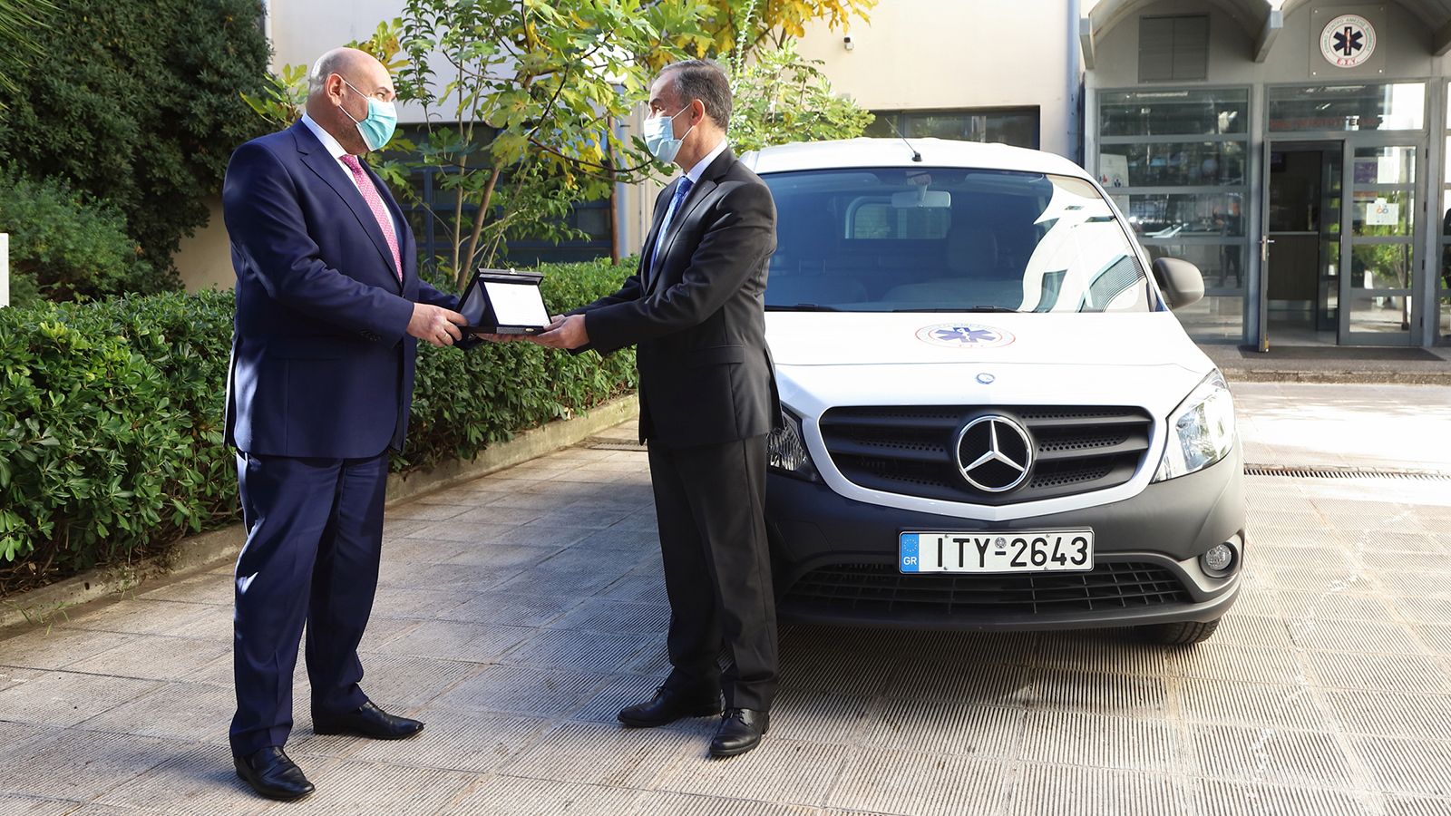 Ο Πρόεδρος του ΕΚΑΒ κος Nικόλαος Παπαευσταθίου (αριστερά) παραδίδει πλακέτα στον Πρόεδρο και Διευθύνοντα Σύμβουλο της Mercedes-Benz Ελλάς κο Ι. Καλλίγ