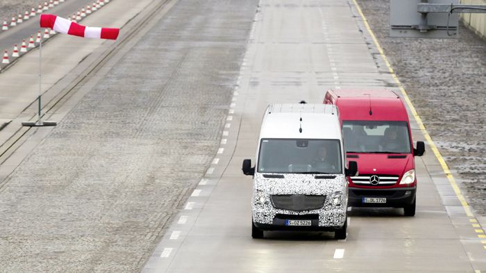 Το νέο σύστημα «Crosswind Assist» της Mercedes-Benz συμβάλλει στη βελτίωση της ευστάθειας του οχήματος κατά την επίδραση ισχυρών πλευρικών ανέμων.