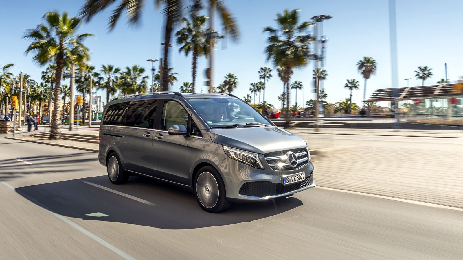 Η νέα Mercedes-Benz V-Class έχει να επιδείξει πιο επιθετική και δυναμική σχεδίαση αμαξώματος χάρη σε στοιχεία όπως η νέα μάσκα και ο επανασχεδιασμένος