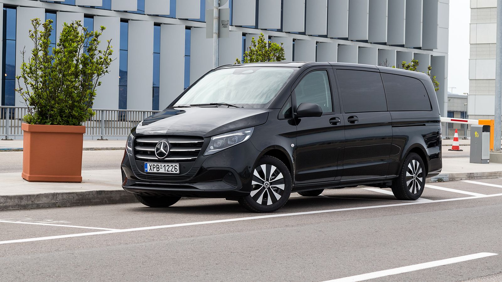 Το νέο Mercedes-Benz Vito Tourer είναι πλέον διαθέσιμο και με υβριδική -βενζινοκίνητη- έκδοση με σημαντικά οφέλη στη τιμή αγορά της!