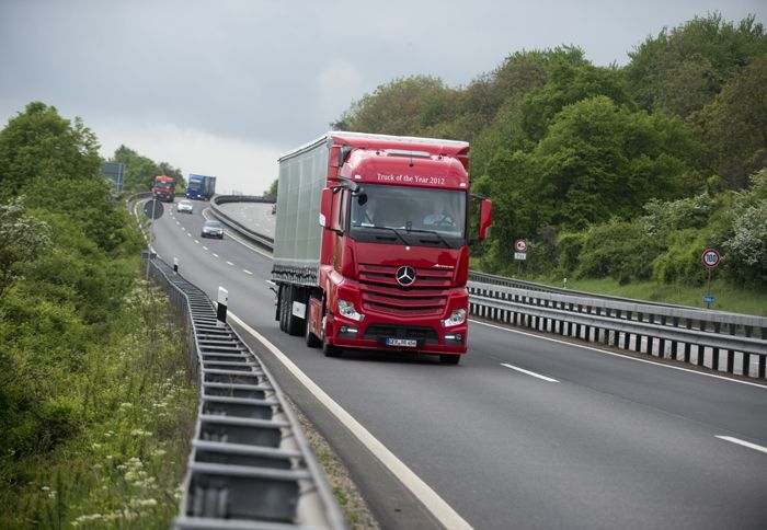Ο νέος τύπος cruise-control που η Mercedes-Benz προσφέρει για το Actros, είναι σε θέση να «διαβάζει» την τοπογραφία της διαδρομής που ακολουθείται.