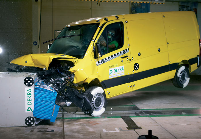 Η Dekra δοκίμασε σε Crash test το Sprinter