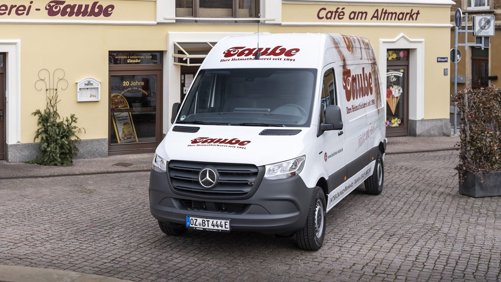 Σε έναν γερμανικό φούρνο παραδόθηκε το eSprinter, το οποίο αποτελεί το υπ` αριθμόν 7.000.000 ελαφρύ επαγγελματικό όχημα που παραδίδει η Mercedes-Benz.