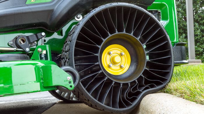To νέο Michelin X Tweel είναι ένα radial ελαστικό χωρίς αέρα που διασφαλίζει την αποφυγή κλαταρίσματος ακόμη και στις πιο αντίξοες συνθήκες.