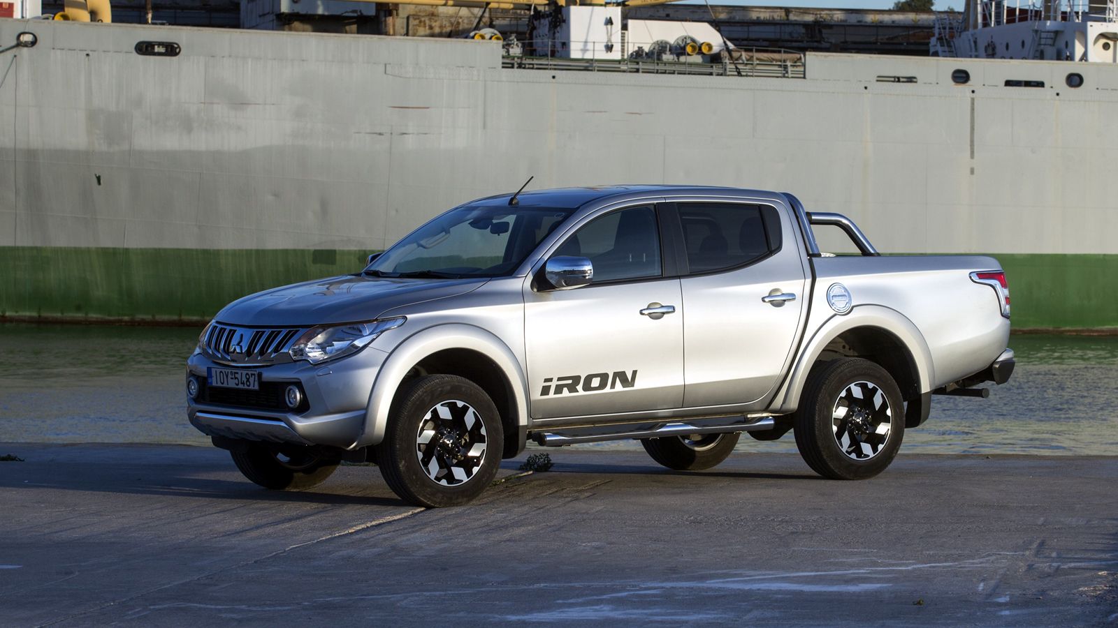 Η 5η κατά σειρά γενιά του Mitsubishi L200 είναι πλέον διαθέσιμη και στην ελληνική αγορά στις ειδικές εκδόσεις «Iron» που σε σχέση με τις συμβατικές
