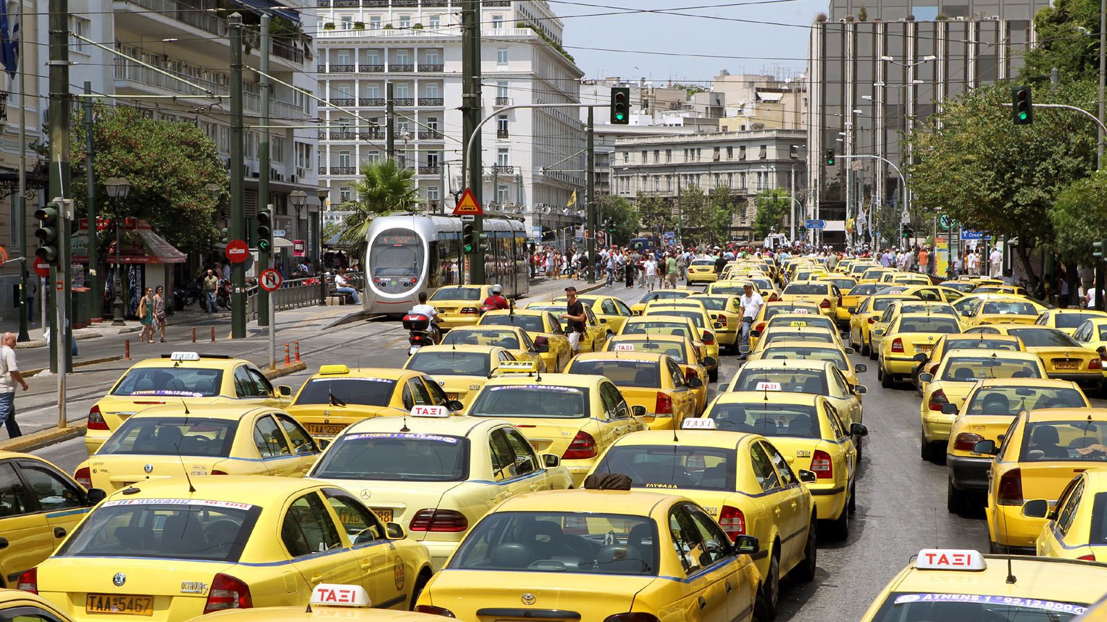 Η τροπολογία αναφέρει πως «τα αμιγώς ηλεκτρικά να έχουν ηλεκτροκινητήρα ισχύος τουλάχιστον 50 κιλοβάτ.
