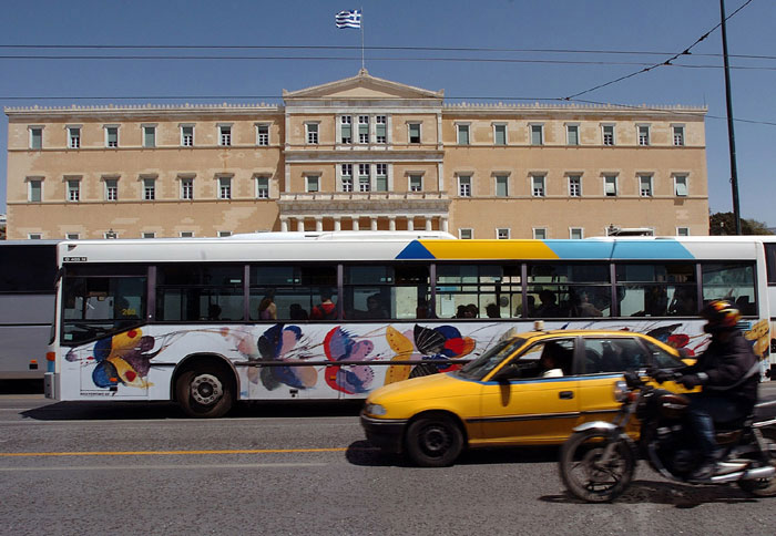Ήδη διάφορα δημοσιεύματα στον Τύπο κάνουν λόγο για «σκέψεις» της κυβέρνησης για νέες αυξήσεις στα εισιτήρια των ΜΜΜ έως και 25% λόγω… απεργιών. 