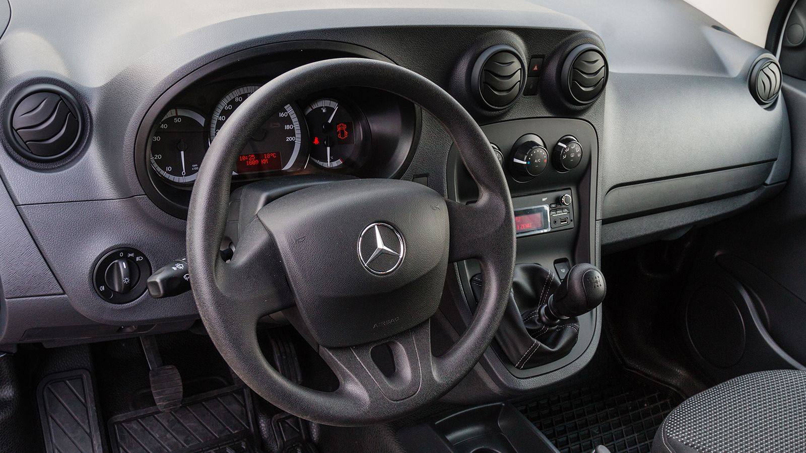 O εσωτερικός διάκοσμος του Mercedes-Benz Citan ουσιαστικά έχει σχεδιαστεί γύρω από τον χώρο του οδηγού και διακρίνεται για την εργονομία του. 