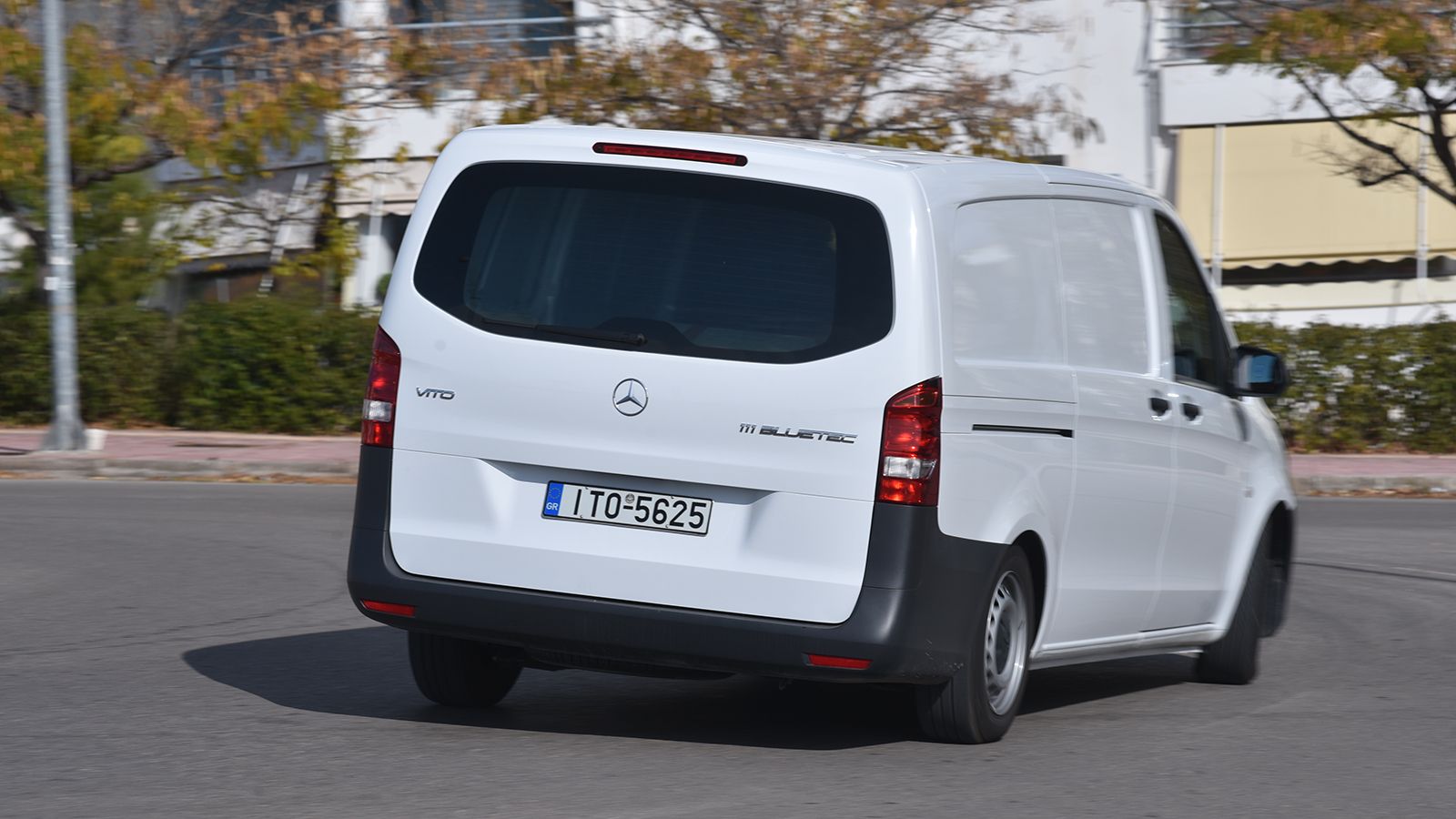 Ακόμη και με πλήρες φορτίο, το Mercedes-Benz Vito διατηρεί μια εξαιρετικά σταθερή συμπεριφορά όταν πιεστεί στο όριο. 
