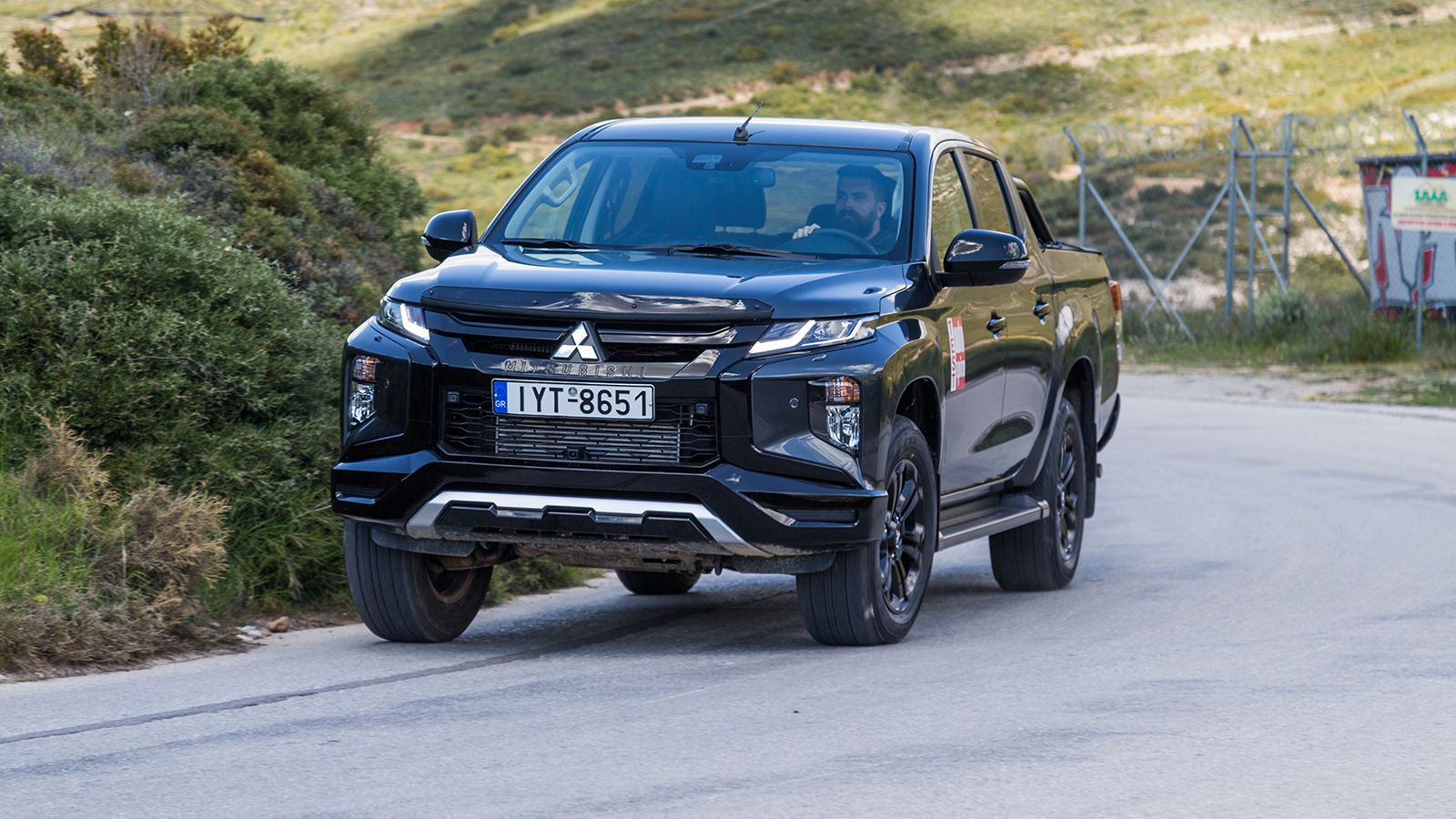 Η 6η γενιά του Mitsubishi L200 (2020 και μετά) διακρίνεται για την επιβλητική σχεδίαση αμαξώματος και την πολύ καλή ποιότητα κύλισης στην άσφαλτο.