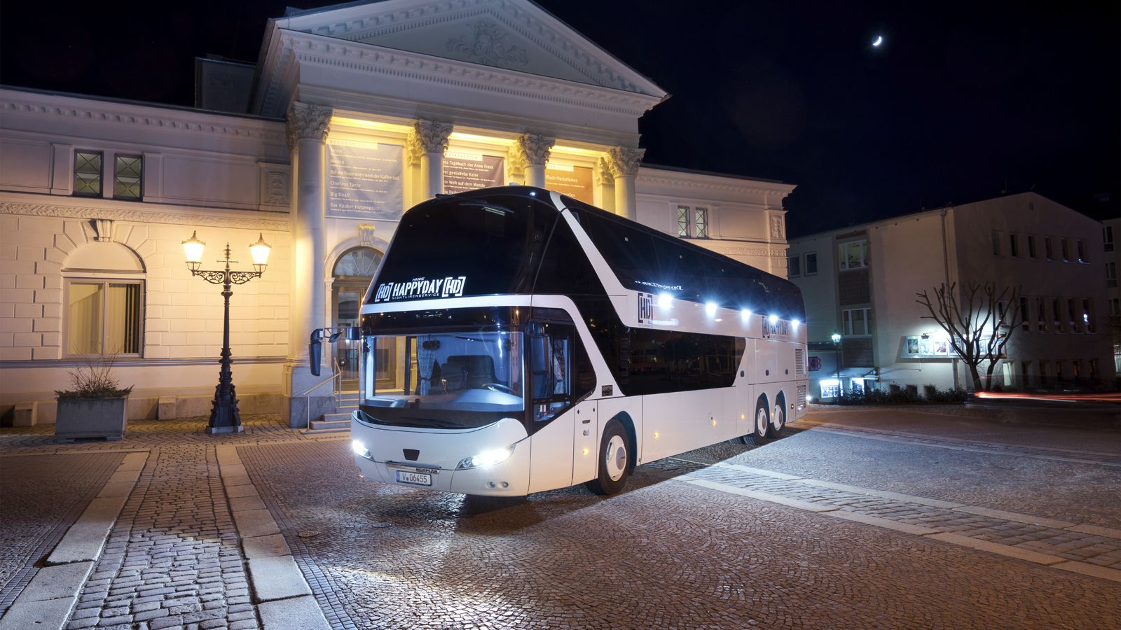 Η MAN Trucks & Bus δημιούργησε μια ειδική έκδοση του Neoplan Skyliner για την εταιρεία Happyday Hanke.