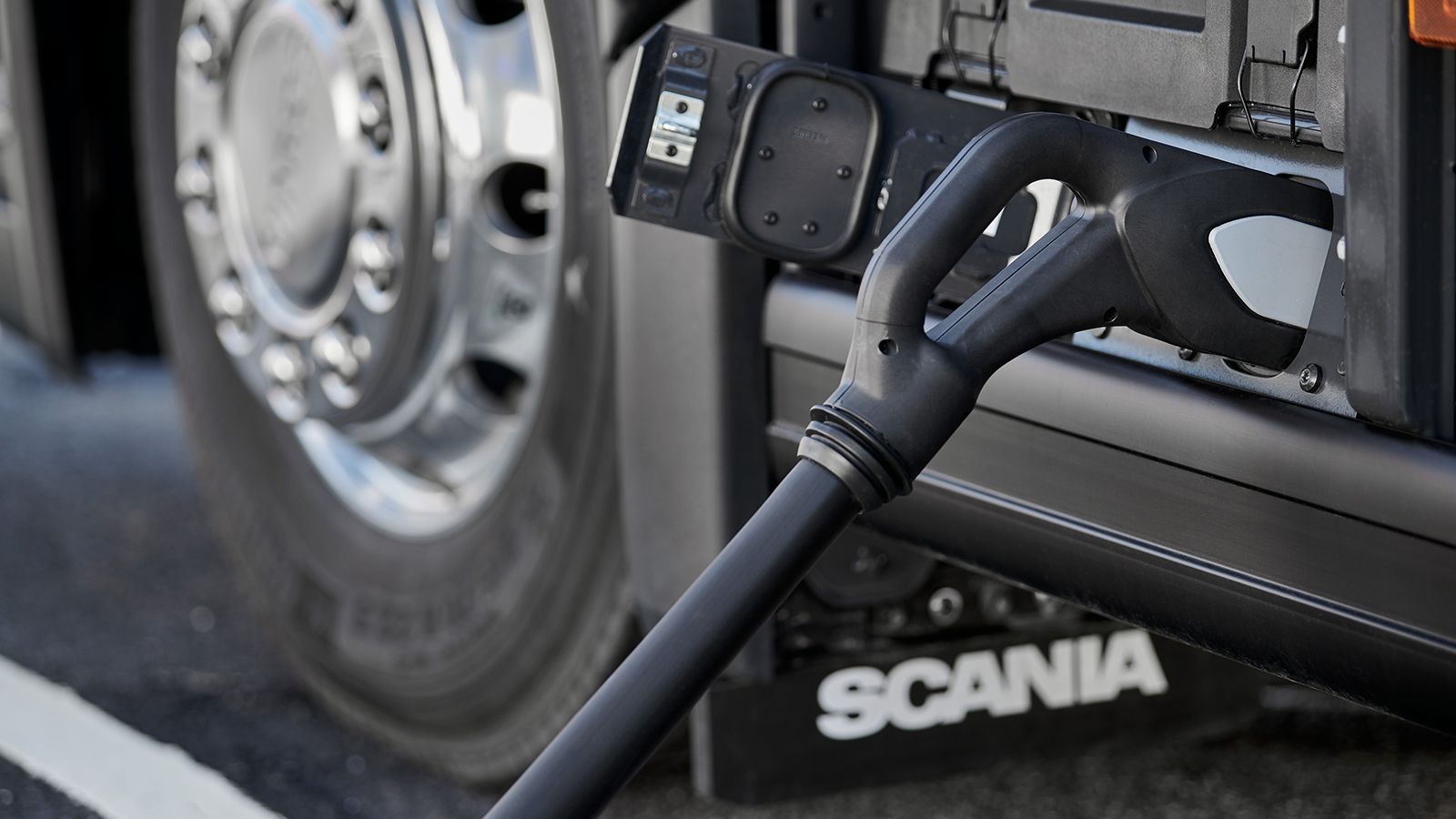 Το υβριδικό (PHEV) φορτίζει πλήρως τις μπαταρίες του σε 35 λεπτά, όταν είναι συνδεδεμένο με έναν DC φορτιστή ισχύος 95 kW.