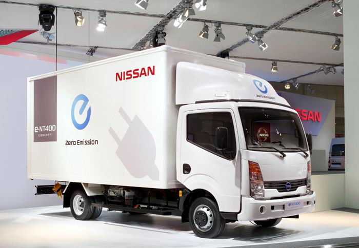 Το Cabstar e-NT400 εφοδιάζεται με έναν ηλεκτροκινητήρα που αναλαμβάνει την κίνηση του, όπως και το κύκλωμα στη περίπτωση των Leaf και e-NV200. 