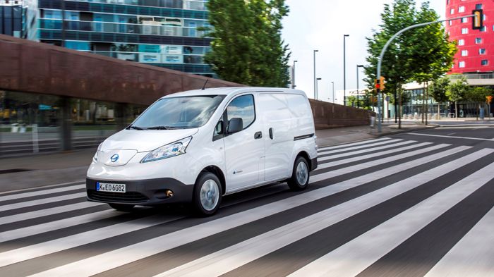Το Nissan e-NV200 είναι προς το παρόν ένα από τα λίγα ελαφρά επαγγελματικά που προσφέρεται και σε αμιγώς ηλεκτροκίνητες εκδόσεις στην ΕΕ. 