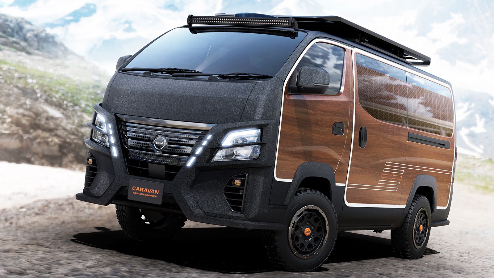 Τα εκτεταμένα ηλιακά πάνελ του Nissan Caravan Mountain Base προσφέρουν αυξημένη αυτονομία εκτός δικτύου ηλεκτροδότησης.
