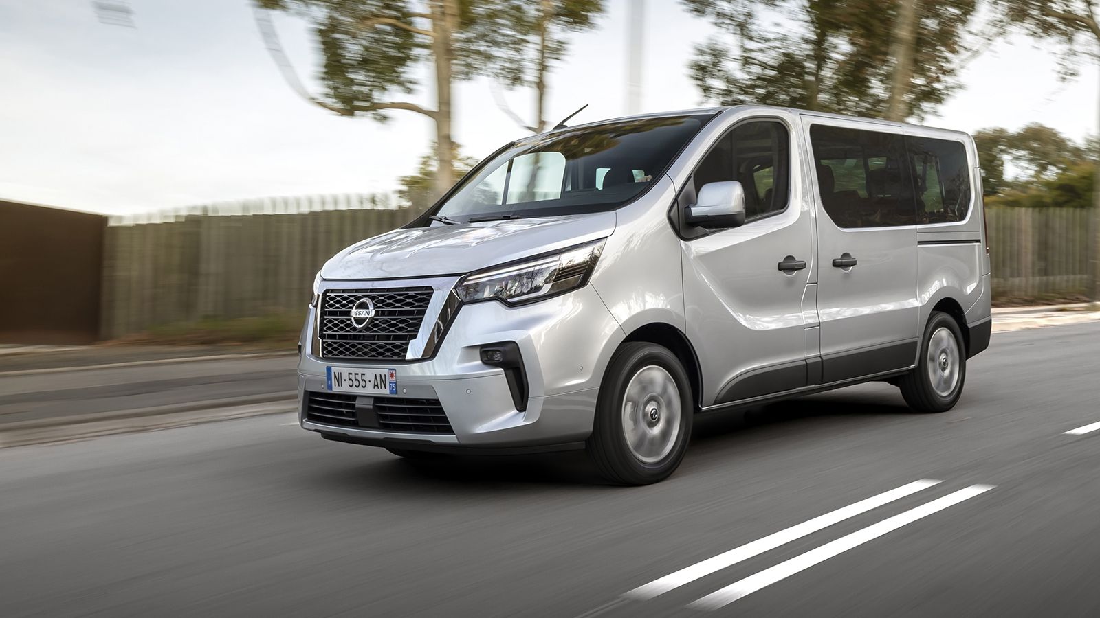Το νέο Nissan NV300 Combi θα είναι διαθέσιμο και στην ελληνική αγορά μέσα στο καλοκαίρι του 2021. 