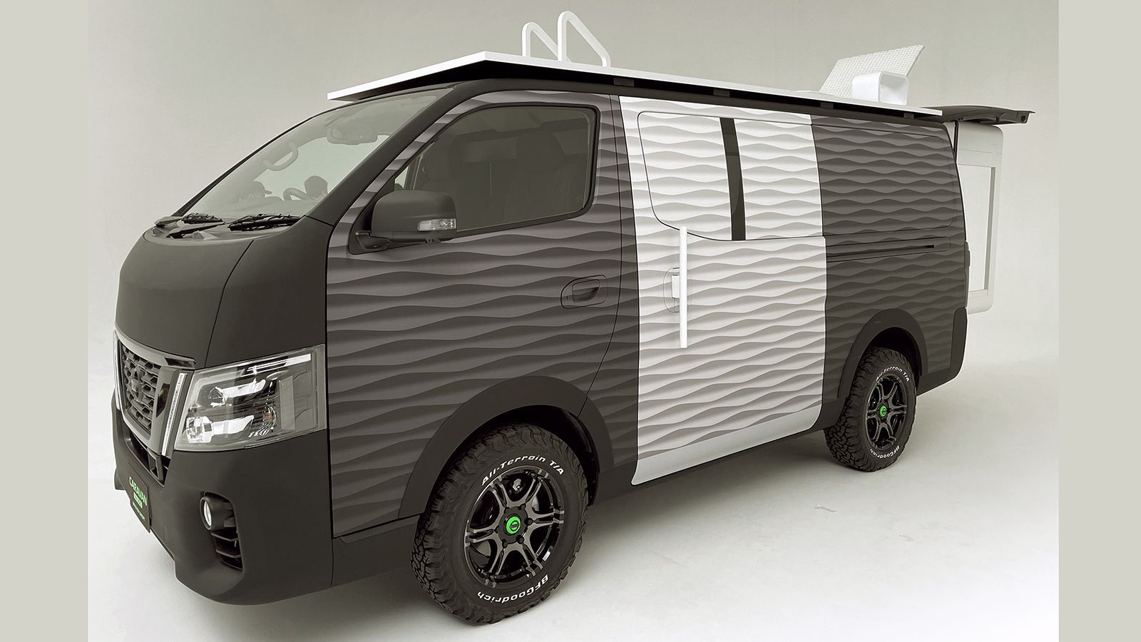 Το γνωστό van, Nissan NV350,αποτέλεσε τη βάση πάνω στην οποία δημιουργήθηκε το κινητό γραφείο του μέλλοντος. Τα off-road ελαστικά επιτρέπουν την εργασ
