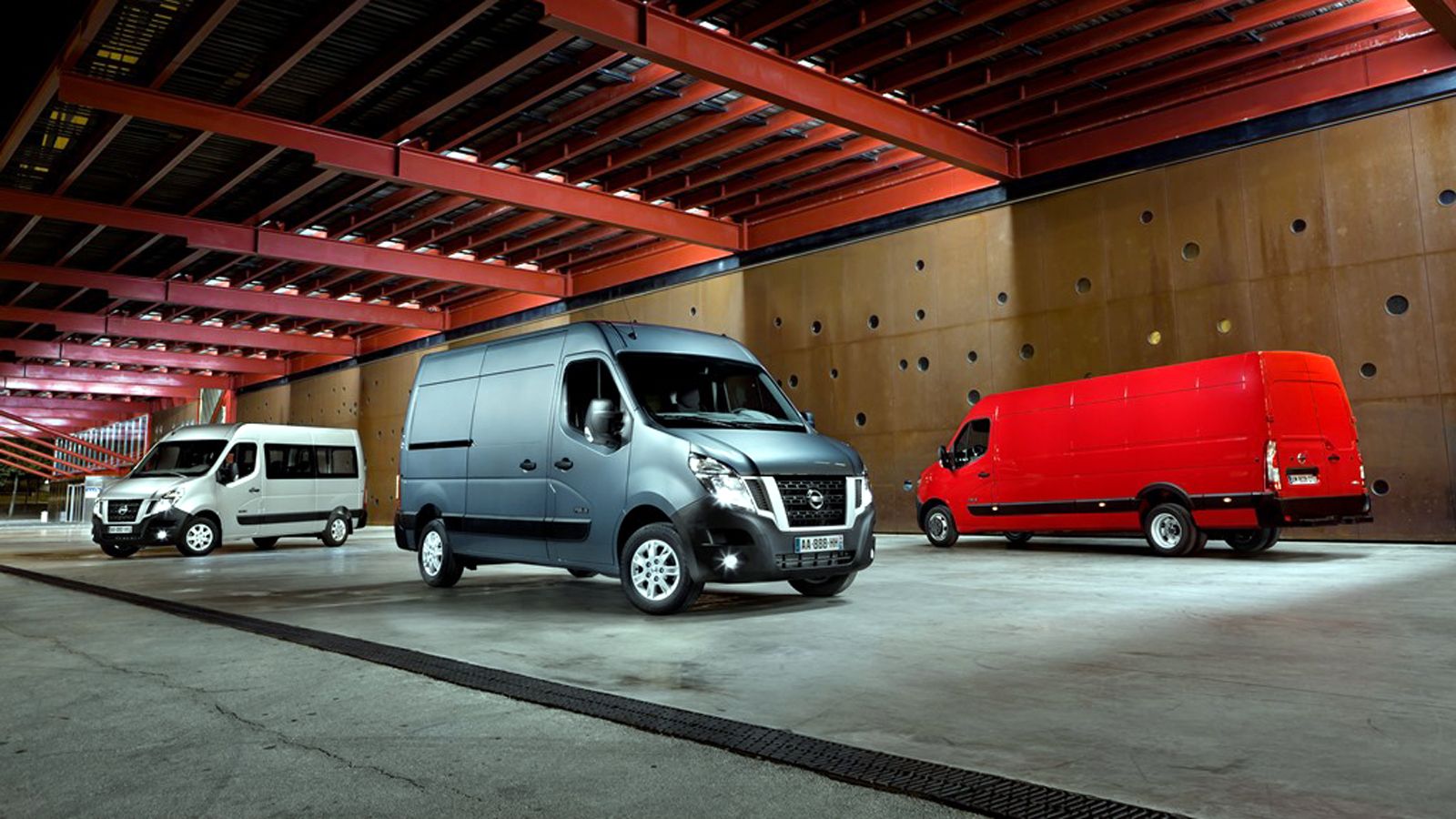 Το νέο Nissan NV400 είναι διαθέσιμο και στην ελληνική αγορά σε πολλαπλές εκδόσεις αμαξώματος με κόστος από 30.500 ευρώ.