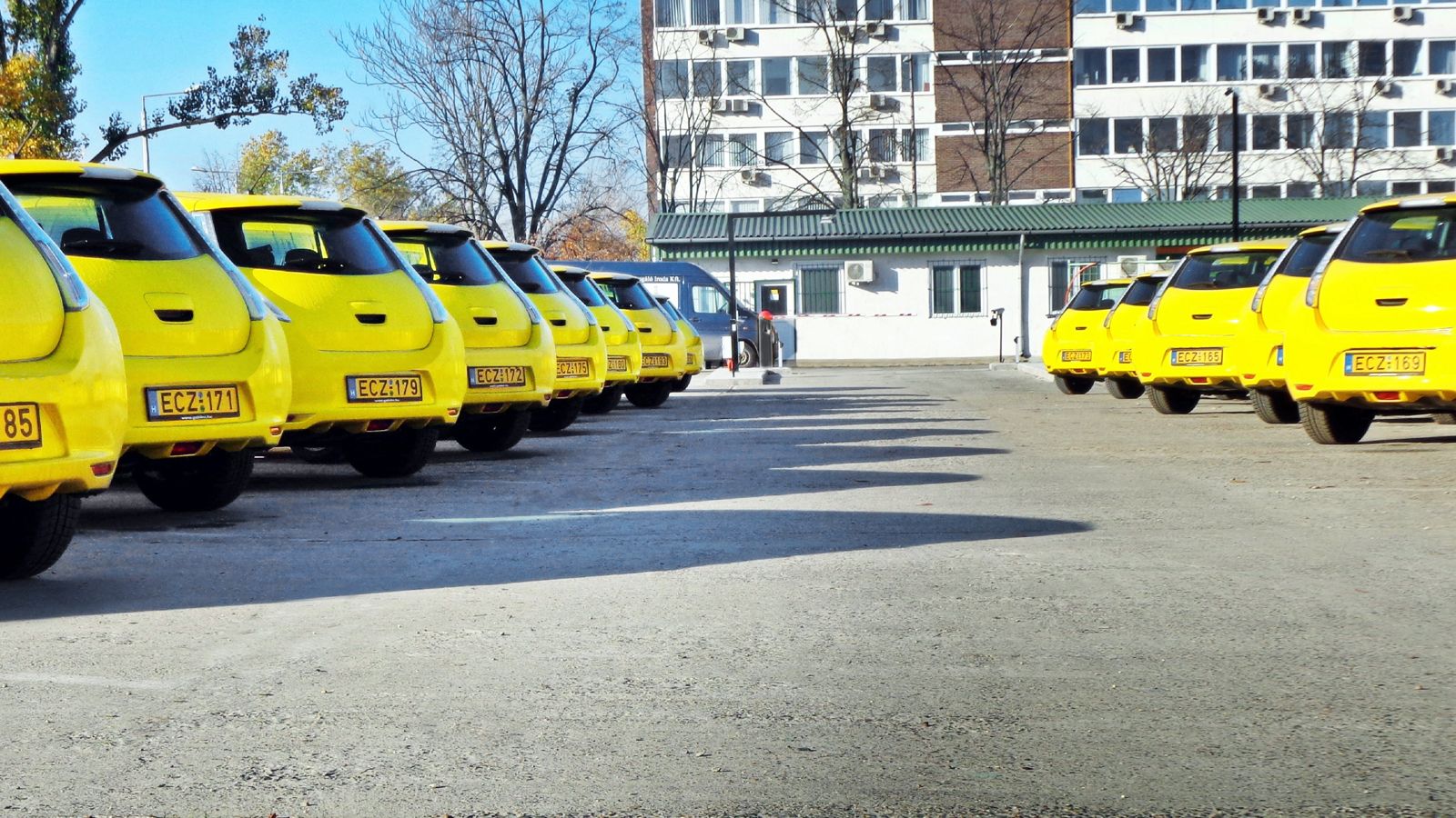 Από το Νοέμβριο του 2011, η Nissan έχει παραδώσει περισσότερα από 550 πλήρως ηλεκτροκίνητα Ταξί σε διάφορες αγορές της ΕΕ.