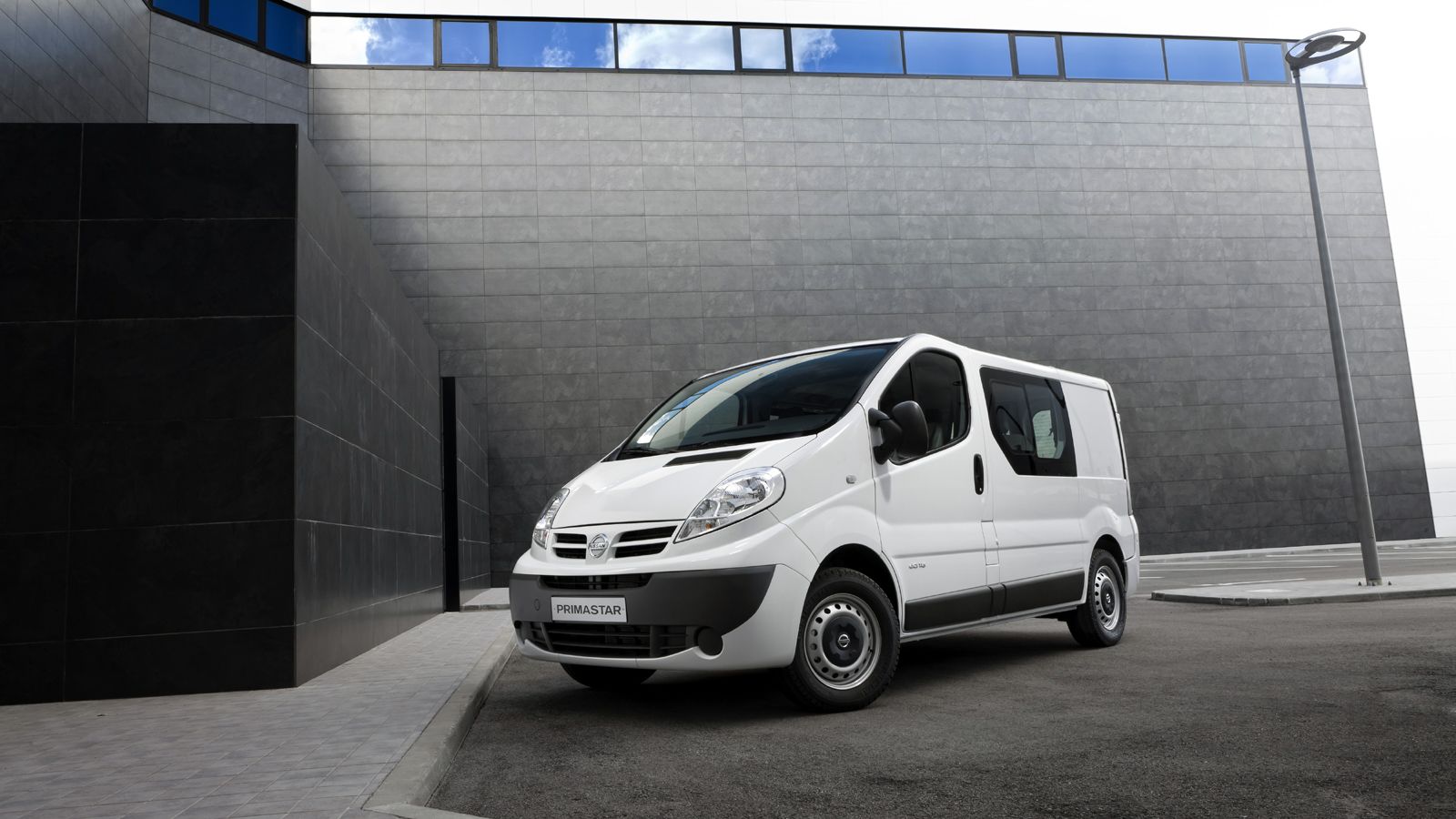 Το νέο Nissan Primastar θα παρουσιαστεί επίσημα μέσα στο 2ο 6μηνο του 2016 και θα φέρει –κατά πάσα πιθανότητα- το όνομα «NV300». 