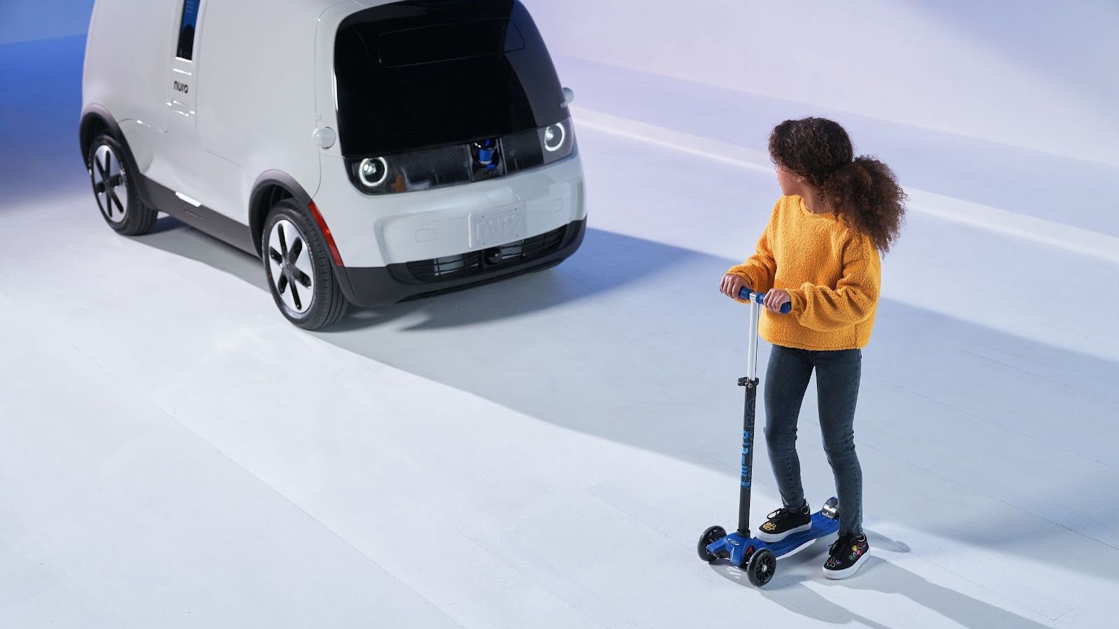 Μια σειρά αισθητήρων δημιουργούν μια άποψη 360° του περιβάλλοντος χώρου του οχήματος. 