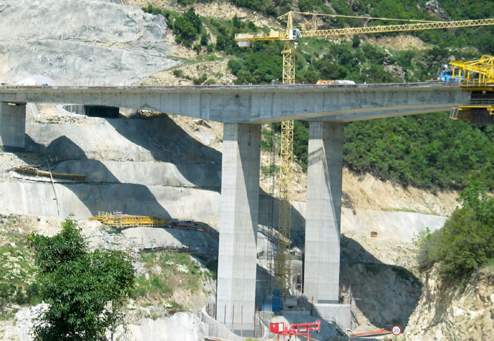 Ο υπουργός Υποδομών, κ. Χ. Σπίρτζης, ανακοίνωσε την κατάργηση των διαδικασιών κατασκευής του οδικού άξονα Ελευσίνα – Θήβα – Υλίκη. 