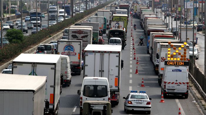 Με κινητοποιήσεις που περιλαμβάνουν αποκλεισμό όλων των εισόδων στη χώρα απειλούν τα μέλη της ΟΦΑΕ σε μια τελευταία έκκληση προς την Πολιτεία.