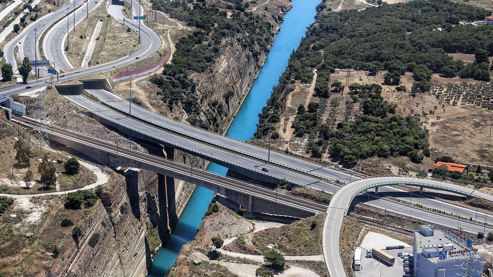 Δείτε το βίντεο με τις τελευταίες εξελίξεις στην κατασκευή του νέου οδικού άξονα της Ολυμπίας Οδού.