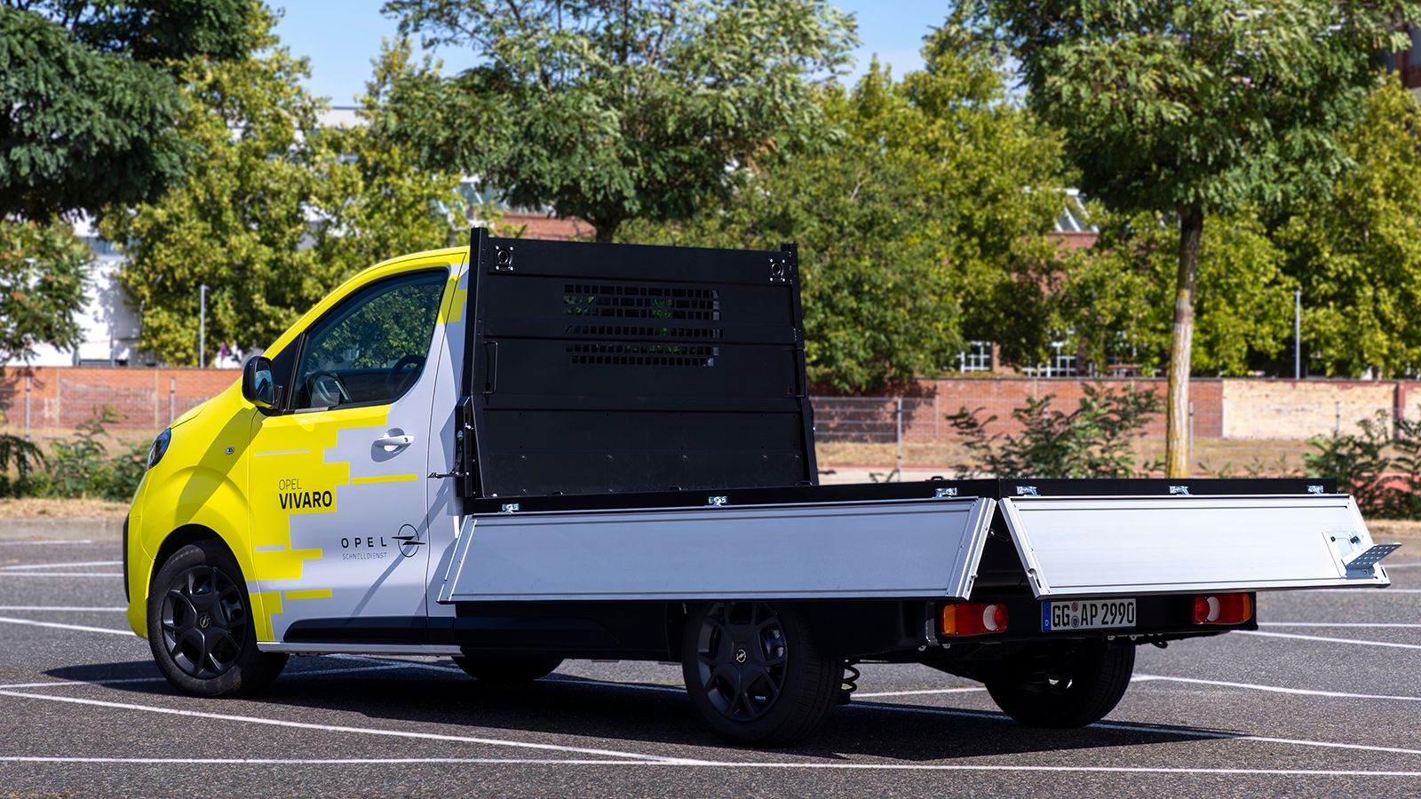 Πίσω όψη Opel Vivaro Flatbed με κλειστή καρότσα