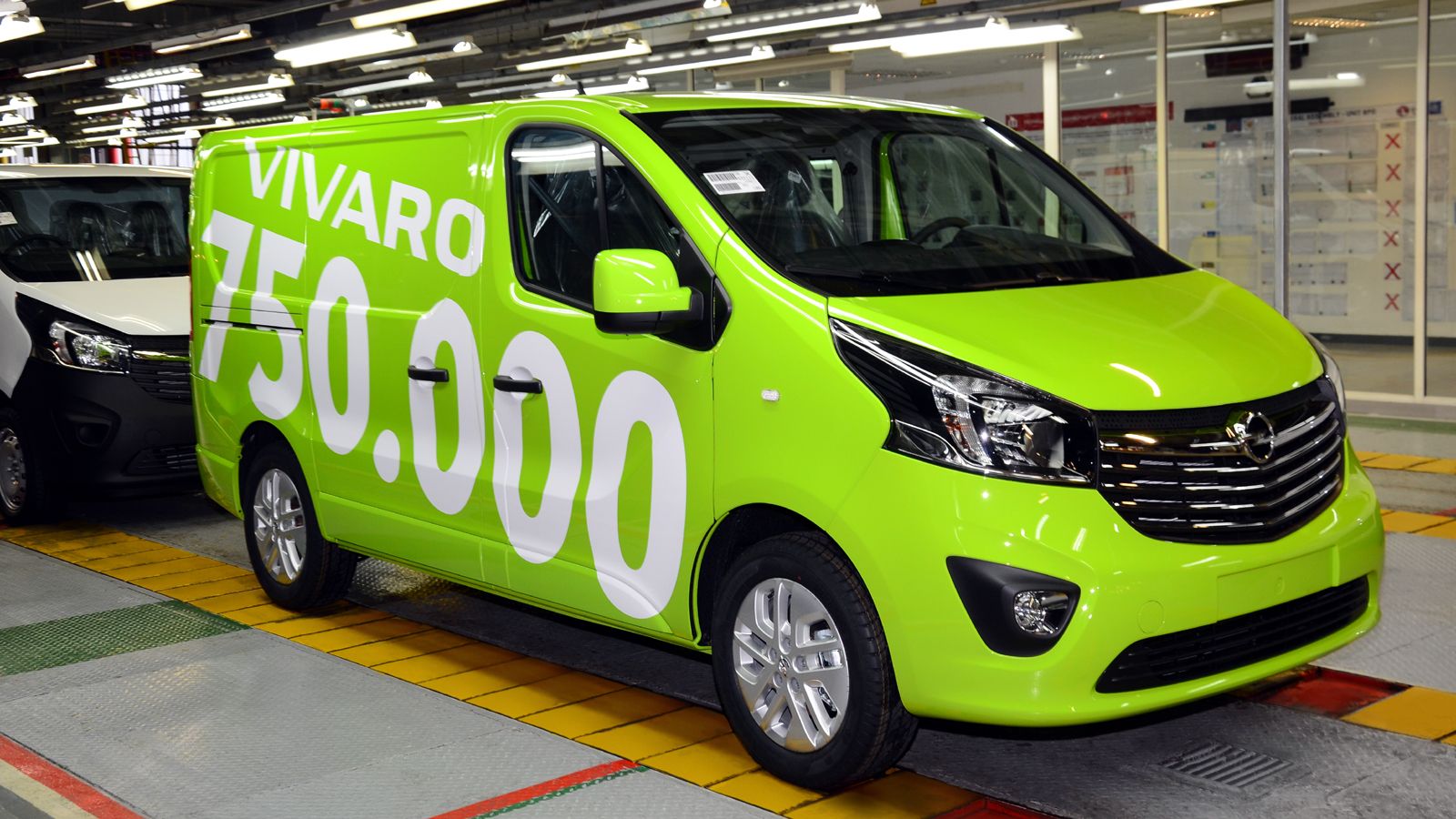 Το No. 750.000 Opel Vivaro που εξήλθε από τη γραμμή παραγωγής της εταιρείας στο Luton.