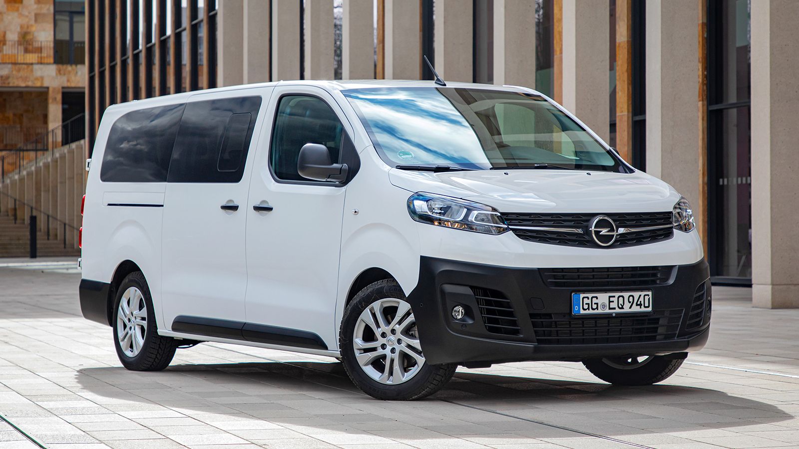 Το νέο Opel Vivaro Combi θα είναι σύντομα διαθέσιμο στις διάφορες αγορές της ΕΕ, συμπεριλαμβανομένης και της ελληνικής. 