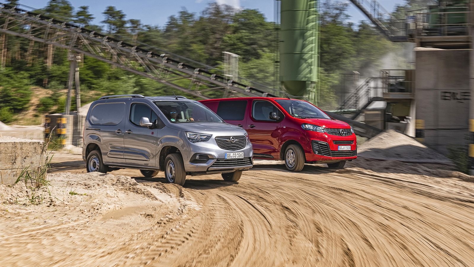 Ξεκίνησε η διάθεση στην ΕΕ των νέων 4x4 εκδόσεων για τα Opel Combo Cargo και Vivaro.	