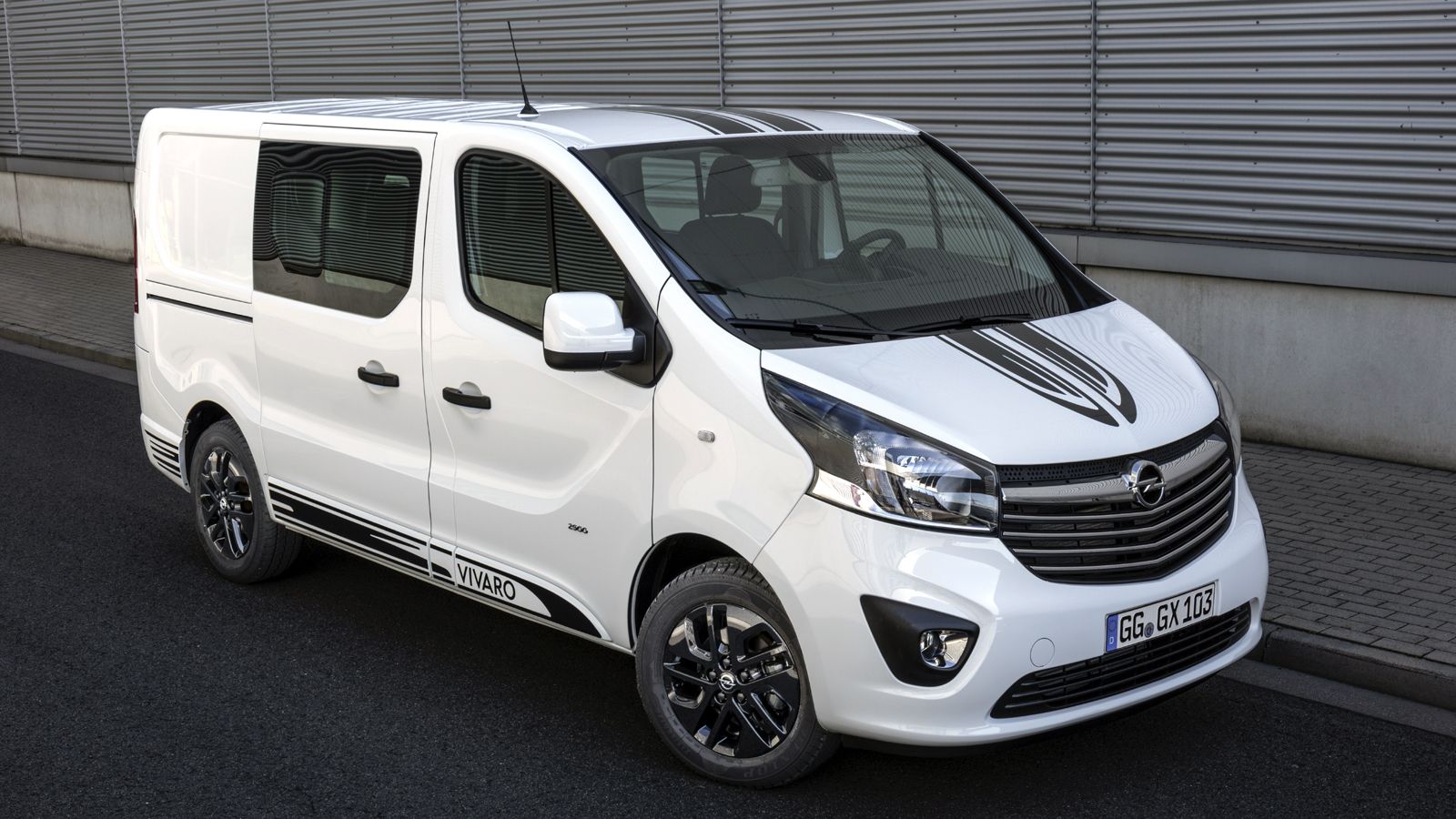 Οι νέες εκδόσεις Opel Vivaro Sport διακρίνονται από τις χαρακτηριστικές γραμμές σε μαύρο ή ασημί χρώμα που διατρέχουν το αμάξωμα.