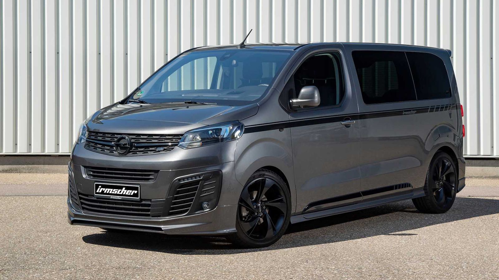 Το «Black Phantom» είναι ουσιαστικά η τροποποιημένη έκδοση της νέας γενιάς του Opel Zafira από την εταιρεία Irmscher…