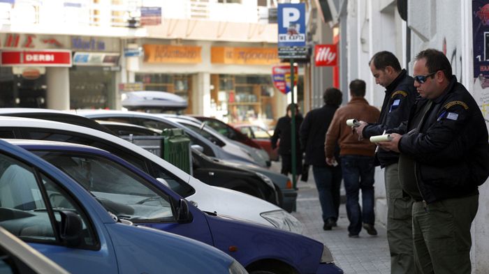 Το έργο της Δημοτικής Αστυνομίας που καταργήθηκε θα αναλάβουν οι υπάλληλοι της Διεύθυνσης Ελέγχου Κοινόχρηστου Χώρου του Δήμου Αθηναίων.
