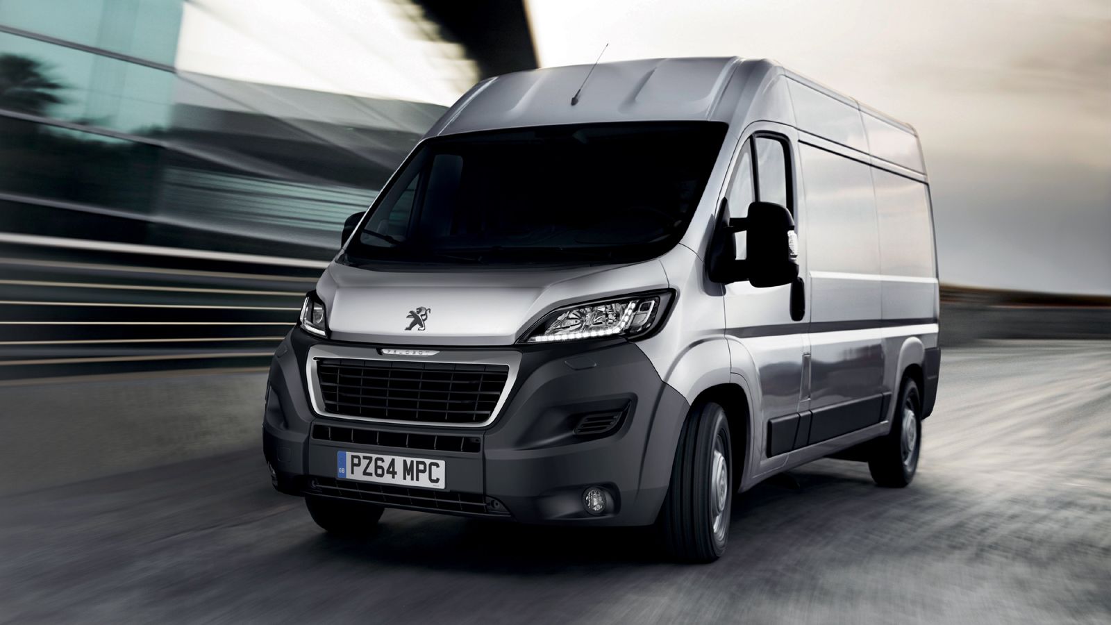 Το Peugeot Boxer θα είναι διαθέσιμο πλέον με νέους –BlueHDi- πετρελαιοκινητήρες, τεχνολογίας Euro6, με ισχύ από 110 – 160 ίππους. 