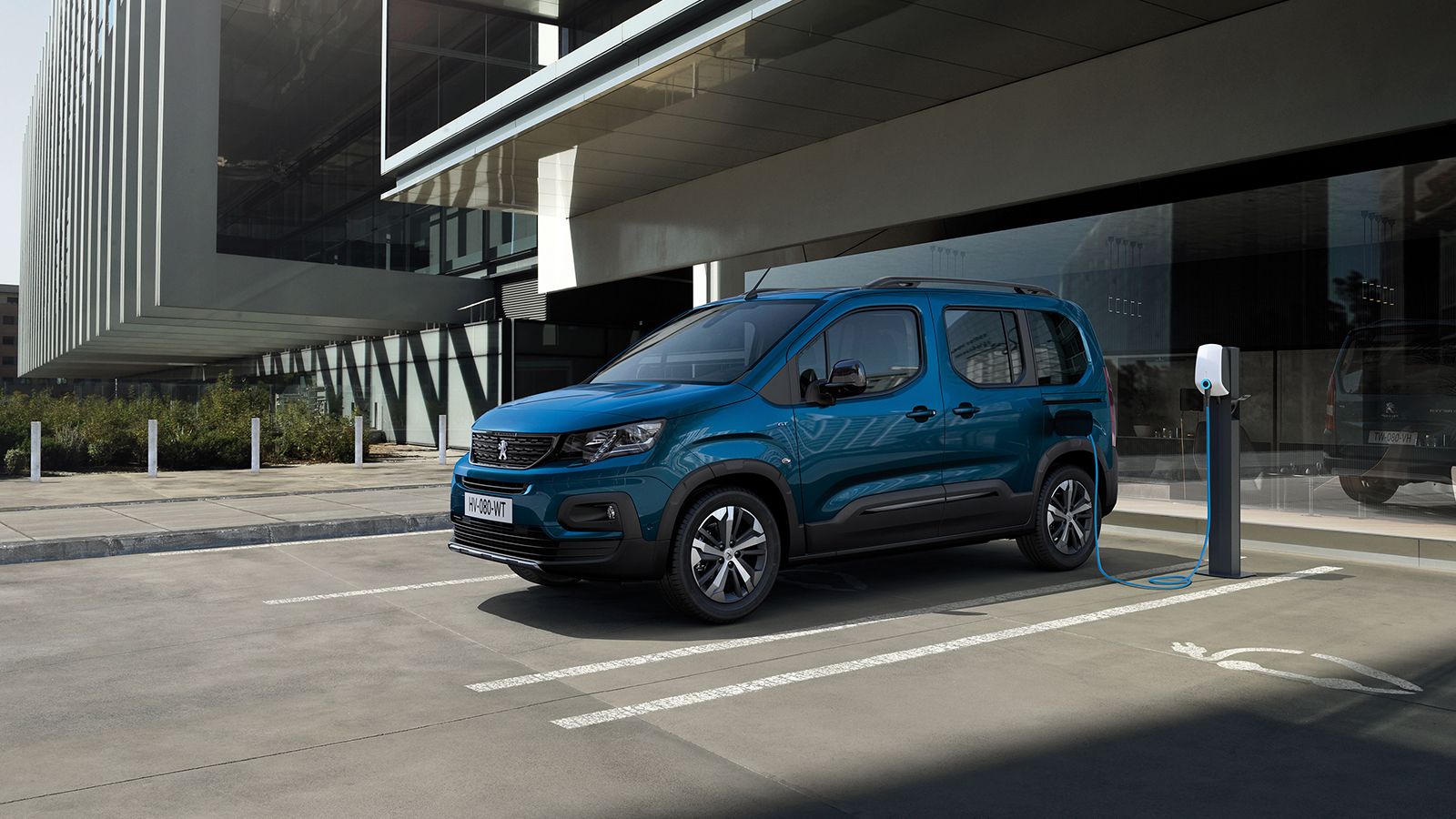 Το νέο Peugeot e-Rifter θα είναι σύντομα διαθέσιμο στις διάφορες αγορές της ΕΕ σε εκδόσεις με πέντε ή επτά θέσεις. 