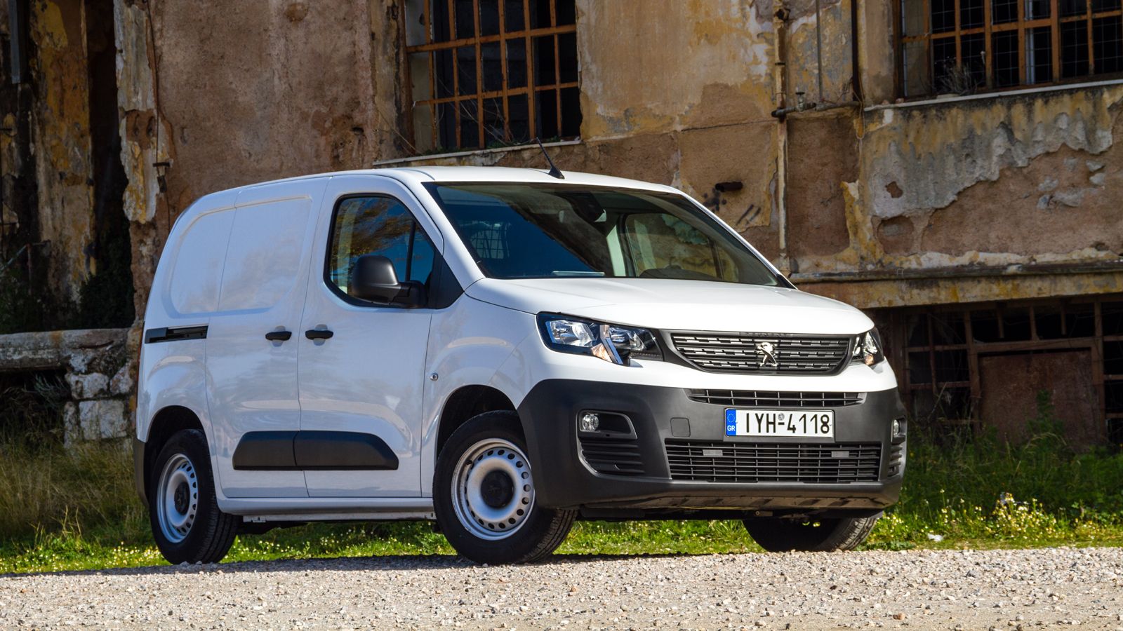 Το νέο Peugeot Partner Van είναι διαθέσιμο στην ελληνική αγορά σε δύο εκδόσεις ως προς το μήκος του αμαξώματος και του μεταξονίου.