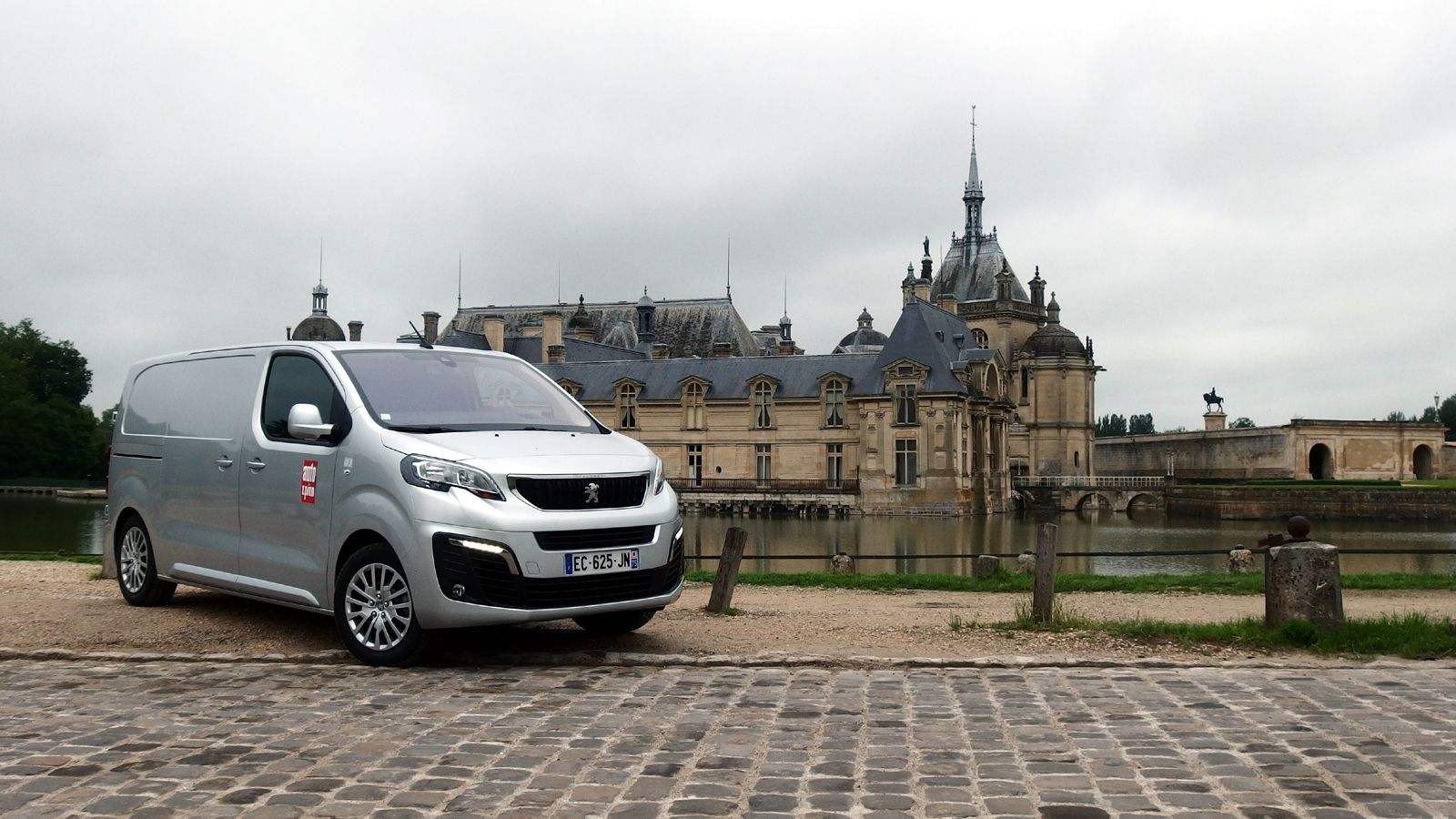 Το νέο Peugeot Expert εμφανίζεται σημαντικά αναβαθμισμένο σε όλους τους τομείς και διακρίνεται για την καλαίσθητη σχεδίαση του αμαξώματος του.