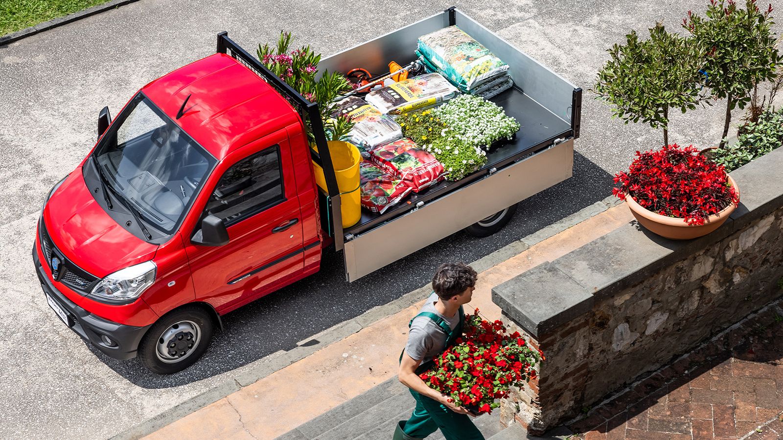 Κόκκινο Piaggio Porter NP6 με σταθερή καρότσα φορτωμένη με φυτά και επαγγελματικό εξοπλισμό