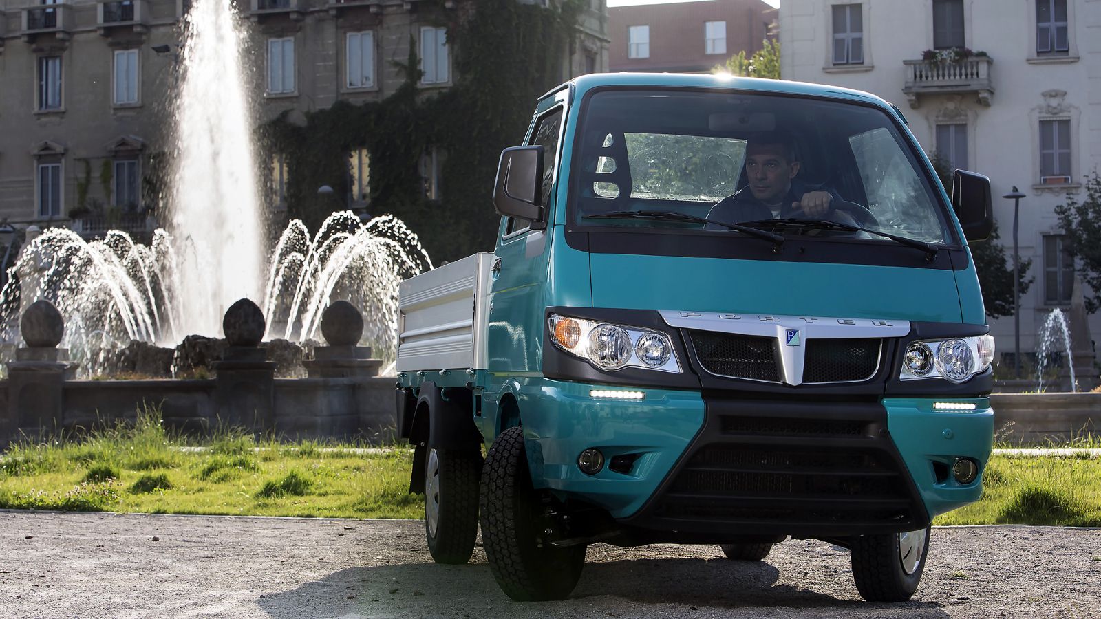 Το νέο Piaggio Porter είναι σε θέση να υποστηρίξει ωφέλιμο φορτίο έως και 1.120 κιλών αναλόγως της έκδοσης αμαξώματος του.