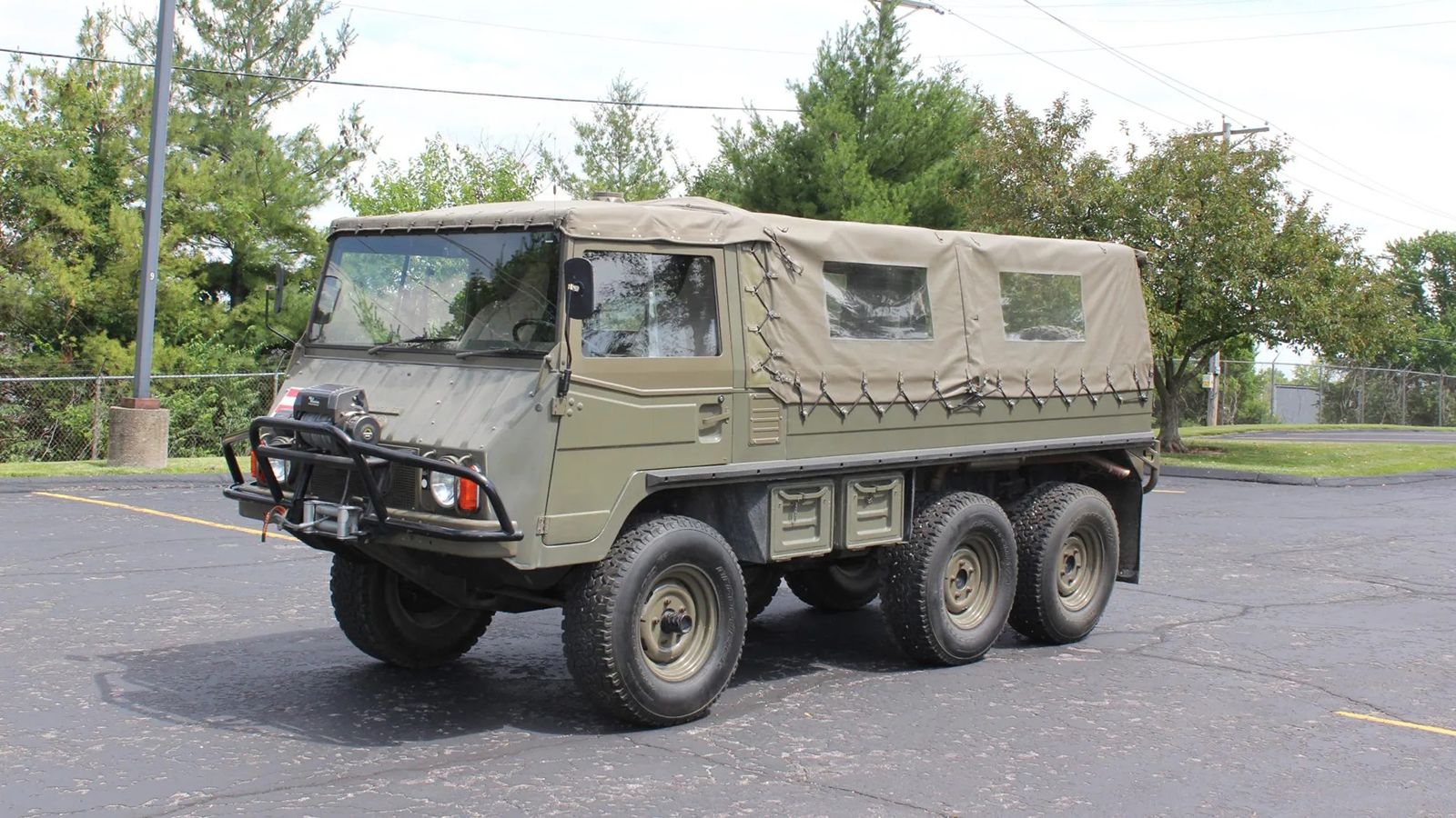 Το άλλοτε 6x6 φορτηγό Pinzgauer 712 του Σβαρτσενέγκερ, δημοπρατήθηκε για 37.000 δολάρια (35.420 ευρώ).