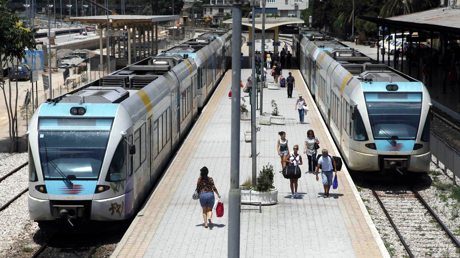 Στην ανάπτυξη του λιμένα του Λαυρίου αναμένεται να συμβάλλει η επέκταση του Προαστιακού και της Αττικής Οδού προς το Σούνιο.