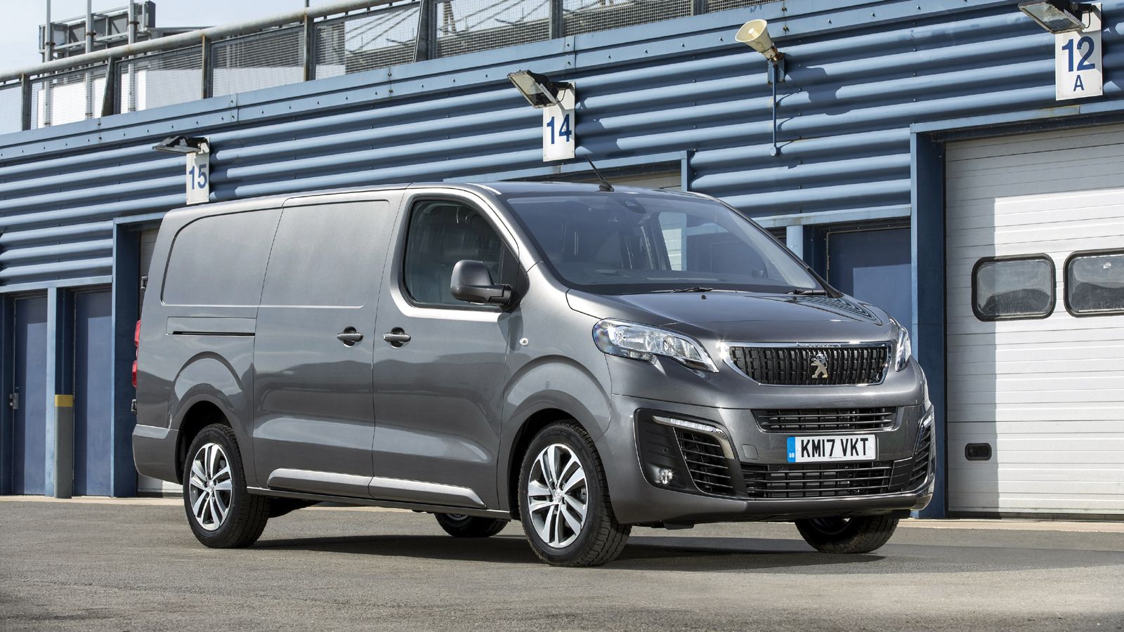 Το Peugeot Expert (όπως και το Citroen Jumpy) θα παράγονται πλέον (μαζί με το Opel Vivaro) στη γραμμή παραγωγής του Luton (Μ. Βρετανία).