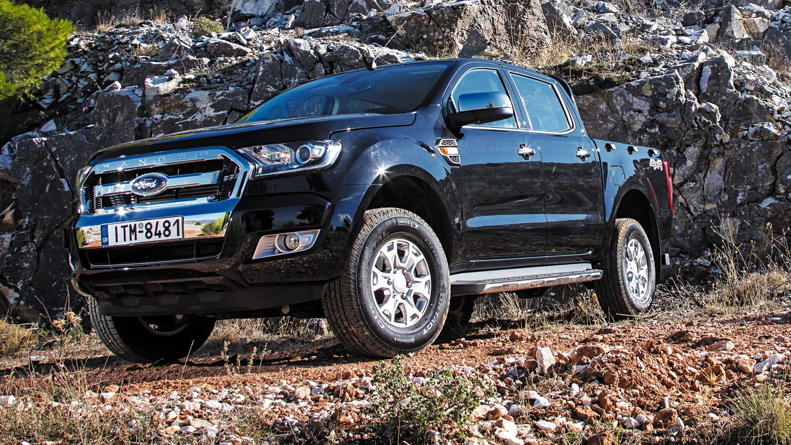 Πολλαπλές οι επενδύσεις από χρωμιωμένο μέταλλο σε σημεία όπως η μάσκα. 