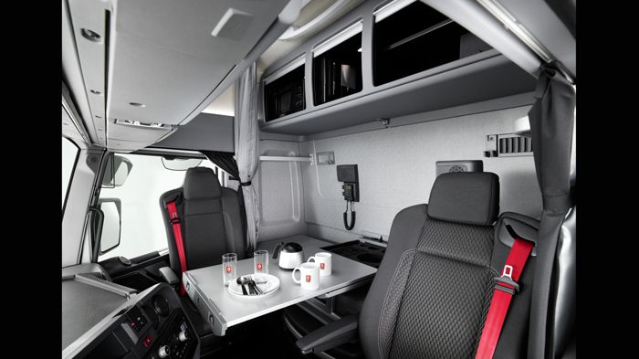 Η νέα καμπίνα High Maxispace της Renault Trucks προσφέρει μεταξύ άλλων ένα ειδικό αναδιπλούμενο τραπέζι με διαστάσεις 81x60 εκ. 