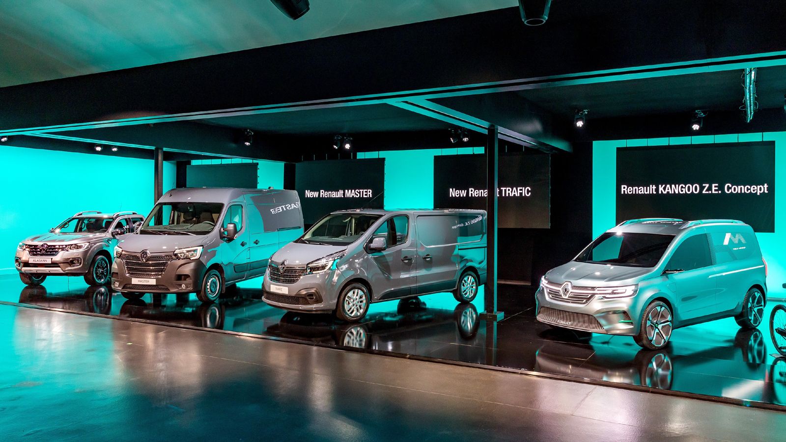 Η Renault παρουσίασε την πλήρως ανανεωμένη γκάμα ελαφρών επαγγελματικών της μεταξύ των οποίων δεσπόζει το πρωτότυπο «Kangoo Z.E. Concept» (δεξιά)