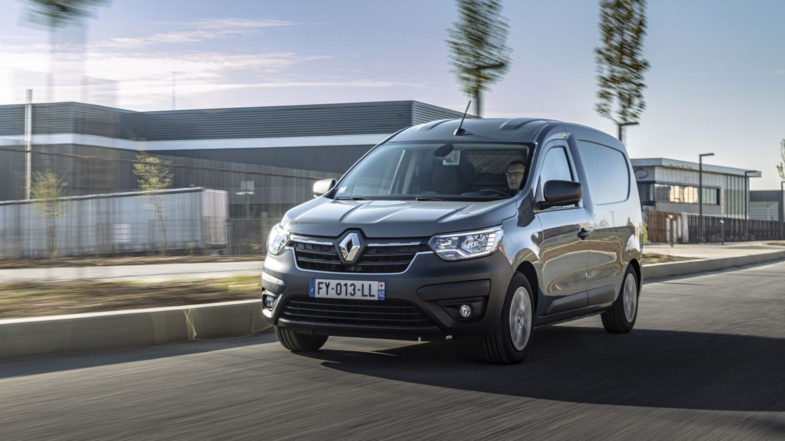 To νέο Renault Express Van είναι διαθέσιμο με κόστος από 14.677¤ (+ΦΠΑ) και συνοδεύεται από 5ετή Εγγύηση χωρίς χιλιομετρικό περιορισμό για τα 2 πρώτα 