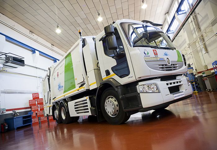 Τα πρώτα υβριδικά απορριμματοφόρα Renault Premium Distribution Hybryd Tech παραδόθηκαν στην ισπανική εταιρεία Urbaser.
